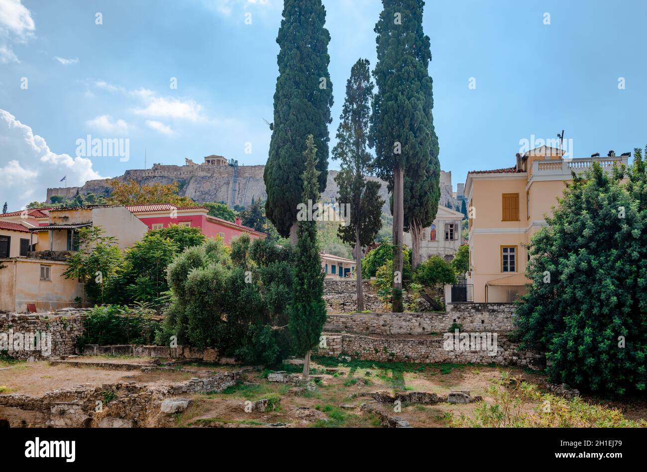 L'antica Agora e il famoso quartiere di Plaka con l'Acropoli sullo sfondo. Atene, Grecia. Foto Stock