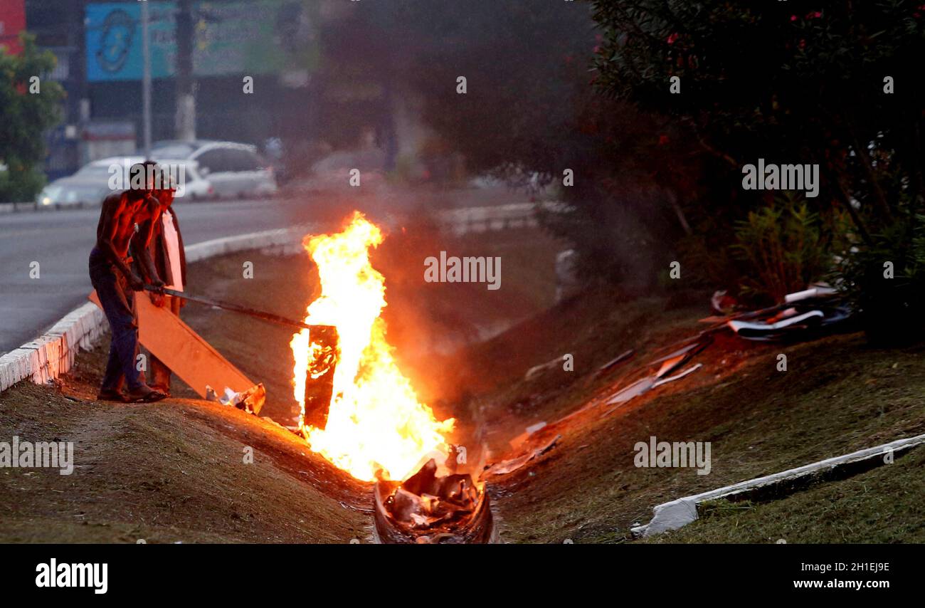 salvador, bahia / brasile - 8 maggio 2018: Si vedono le persone che bruciano i cavi per l'estrazione del rame. L'azione si svolge sull'esclusiva corsia degli autobus di Aven Foto Stock