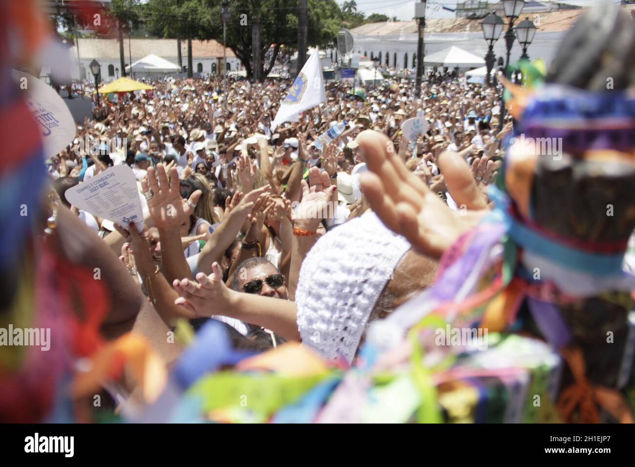 salvador, bahia / brasile - 15 gennaio 2015: Tifosi e devoti di Senhor do Bonfim accompagnano il lavaggio tradizionale delle scale del Bo Foto Stock