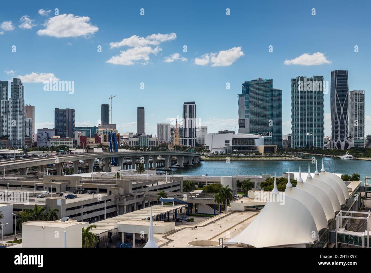 Miami, FL, Stati Uniti od America - Aprile 20, 2019: Downtown della skyline di Miami visto dalla Dodge Island a Biscayne Bay a Miami, Florida, Stati Uniti d'America. Cruis Foto Stock