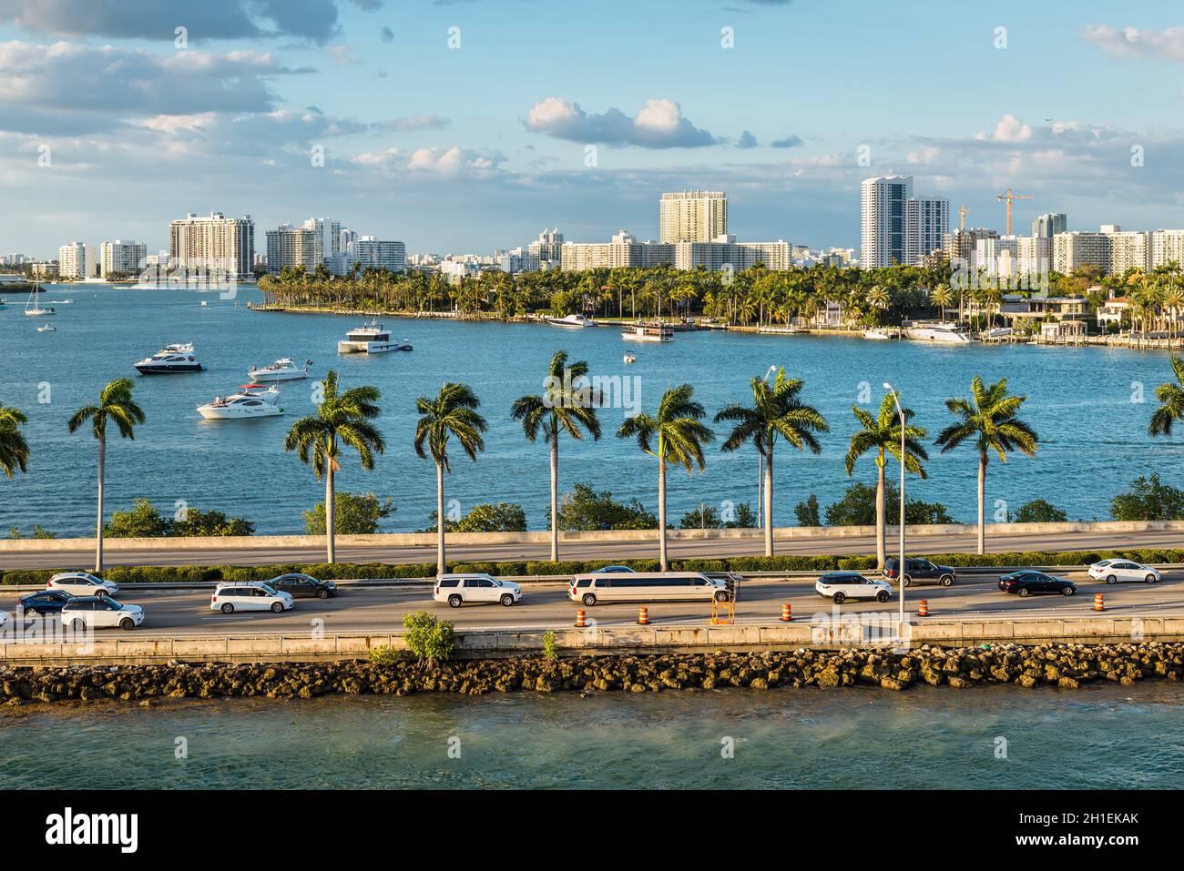 Miami, FL, Stati Uniti - Aprile 20, 2019: MacArthur Causeway a Biscayne Bay a Miami, Florida, Stati Uniti d'America. Il MacArthur Causeway è una colossale sei-lane en Foto Stock