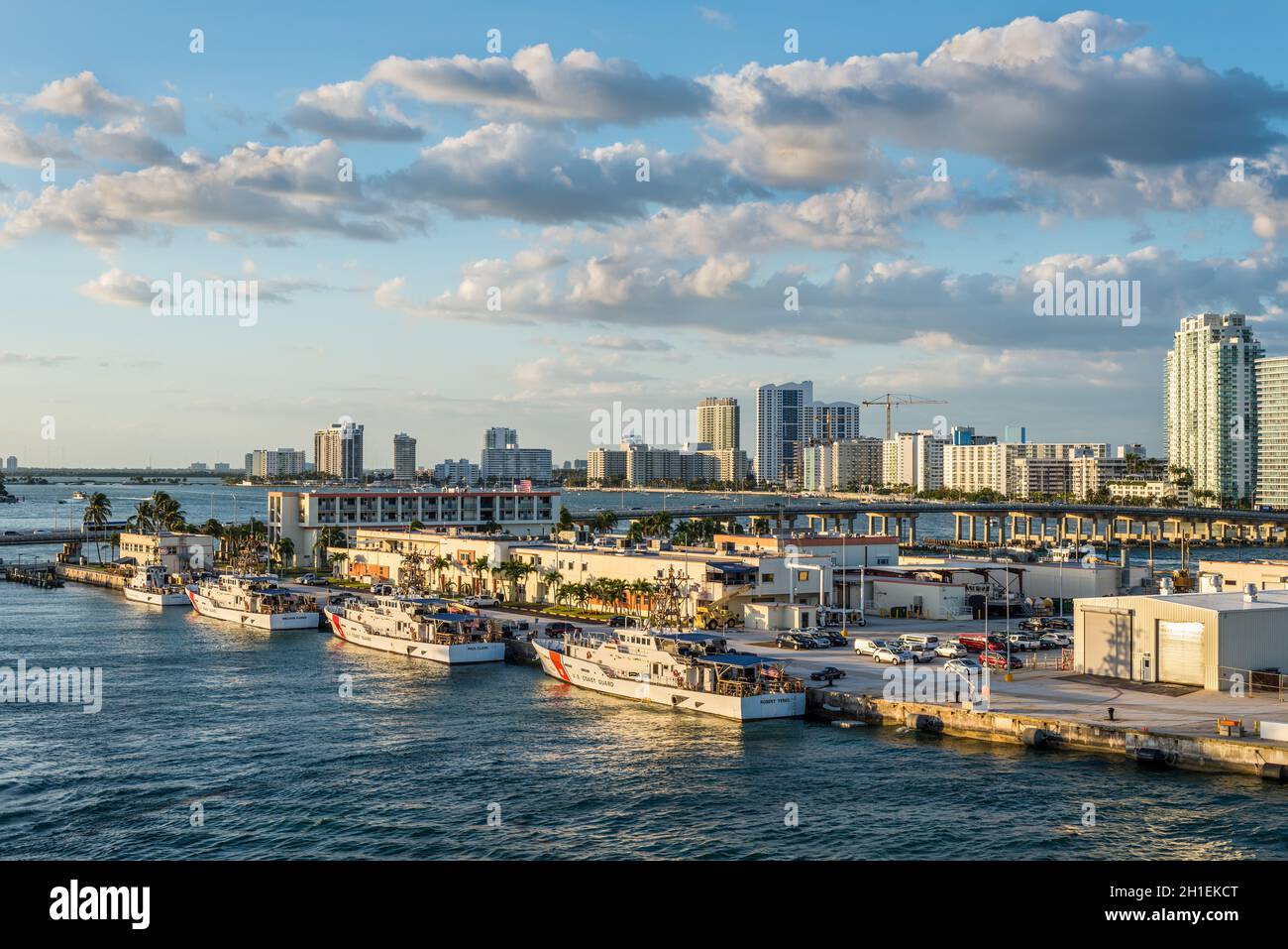 Miami, FL, Stati Uniti - Aprile 20, 2019: US Coast Guard navi ancorate nella sua casa di base nella Baia di Biscayne nel Porto di Miami, Florida, Stati Uniti Foto Stock