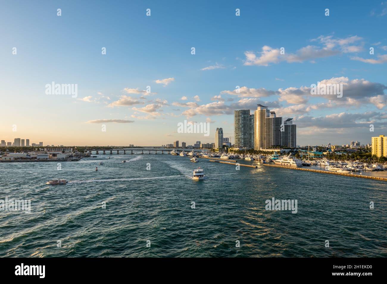 Miami, FL, Stati Uniti - Aprile 20, 2019: Highrise edifici di appartamenti situato a waterfront con adiacente marina Meloy canale con le barche in Miami Foto Stock