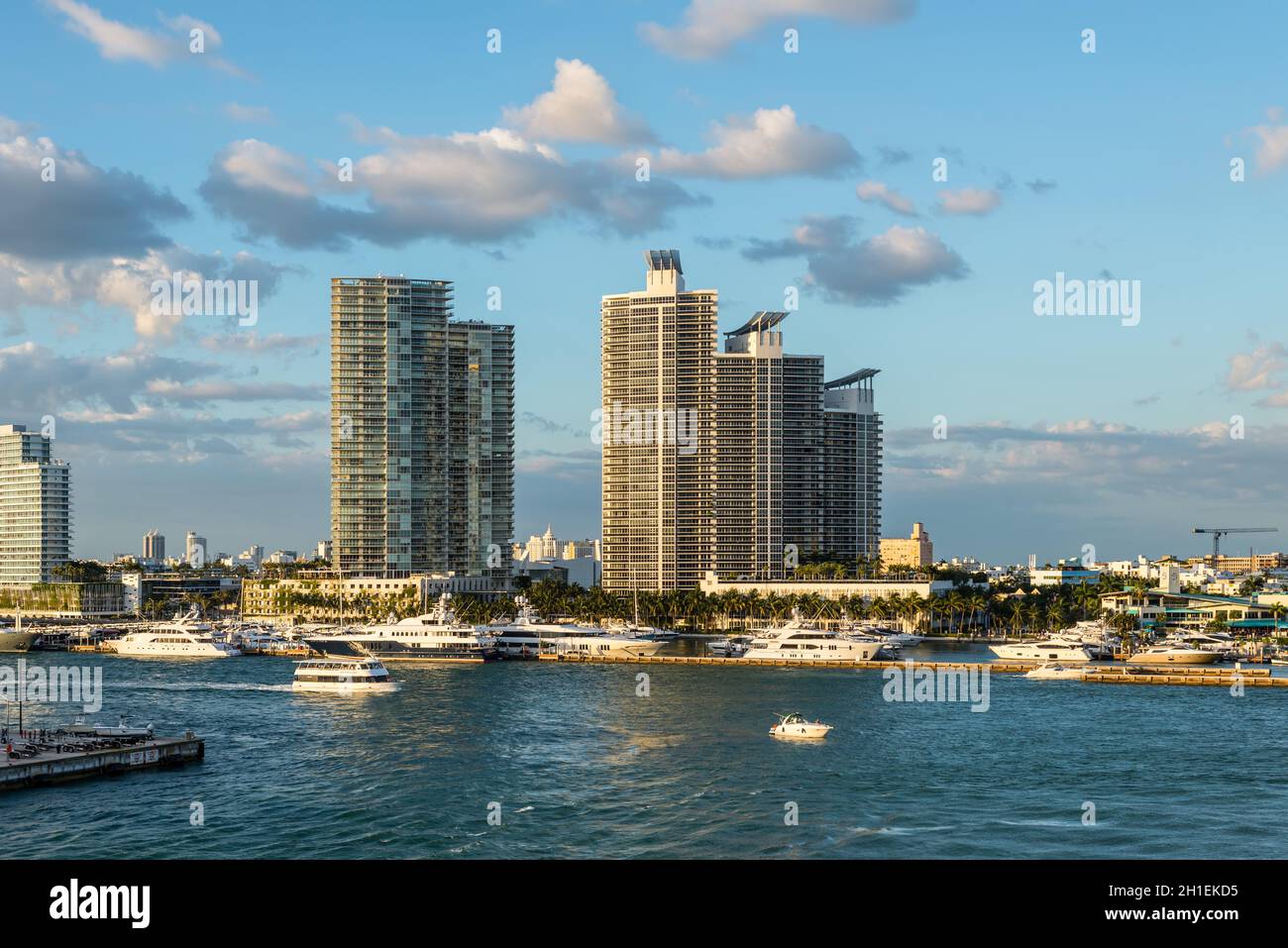 Miami, FL, Stati Uniti - Aprile 20, 2019: Highrise edifici di appartamenti situato a waterfront con adiacente marina Meloy canale con le barche in Miami Foto Stock