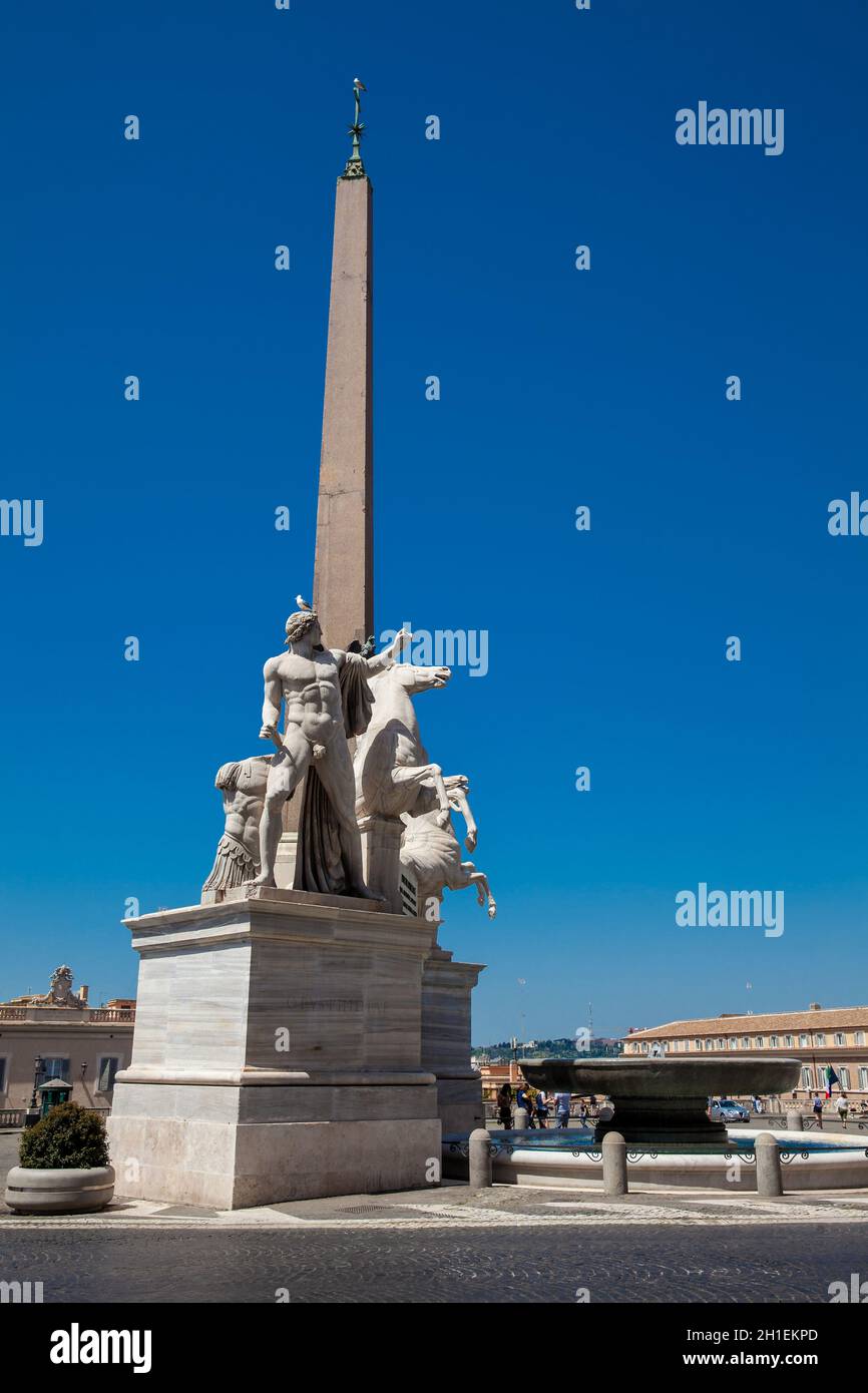 ROMA, ITALIA - APRILE 2018: Fontana dei Dioscuri situata in Piazza del Quirinale a Roma Foto Stock