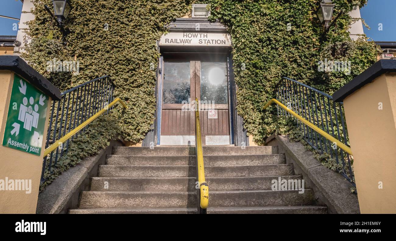 Howth vicino Dublino, Irlanda - 15 febbraio 2019: Vista della stazione ferroviaria Howth DART in un giorno d'inverno Foto Stock