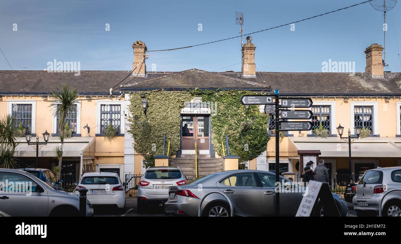 Howth vicino Dublino, Irlanda - 15 febbraio 2019: Vista della stazione ferroviaria Howth DART in un giorno d'inverno Foto Stock