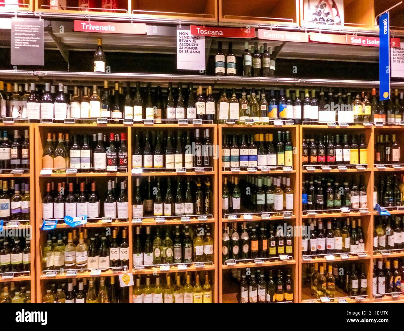 Genova, Liguria, Italia - 11 settembre 2019: I cruschi di vino al supermercato COOP di Genova Foto Stock