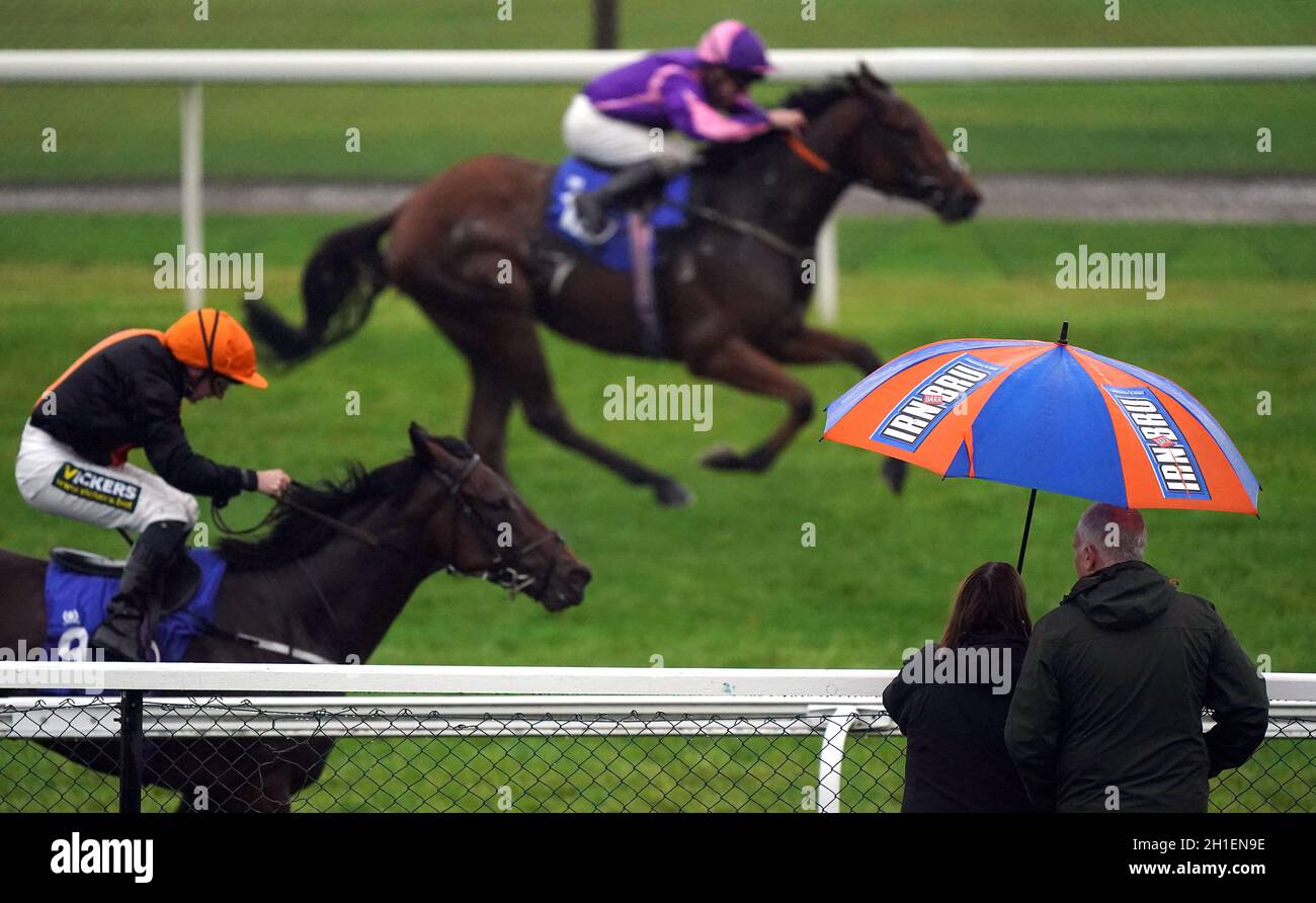 Patsy Fagan ridden da Jokey Paul Hanagan (a sinistra) vince la ricerca di Steve Lumb per la pinta più economica handicap con Dandy's Max cavalcato dal jockey Joe Fanning secondo come gli spettatori guardano al Pontefract Racecourse, West Yorkshire. Data foto: Lunedì 18 ottobre 2021. Foto Stock