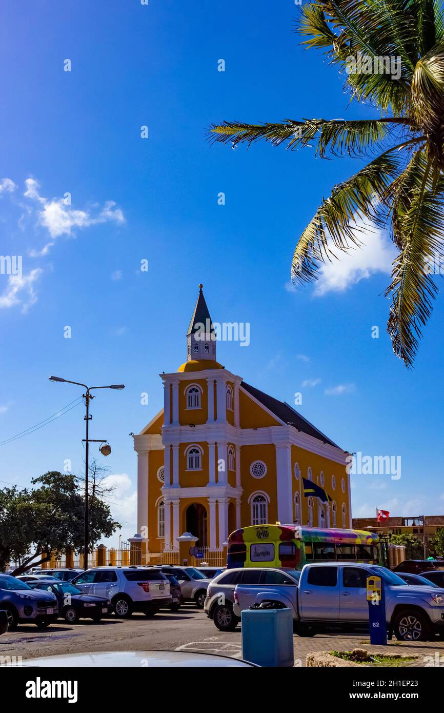 Willemstad, Curacao, Paesi Bassi - 5 Dicembre 2019 Openbaar Ministerie Church On Wilhelminaplein Foto Stock