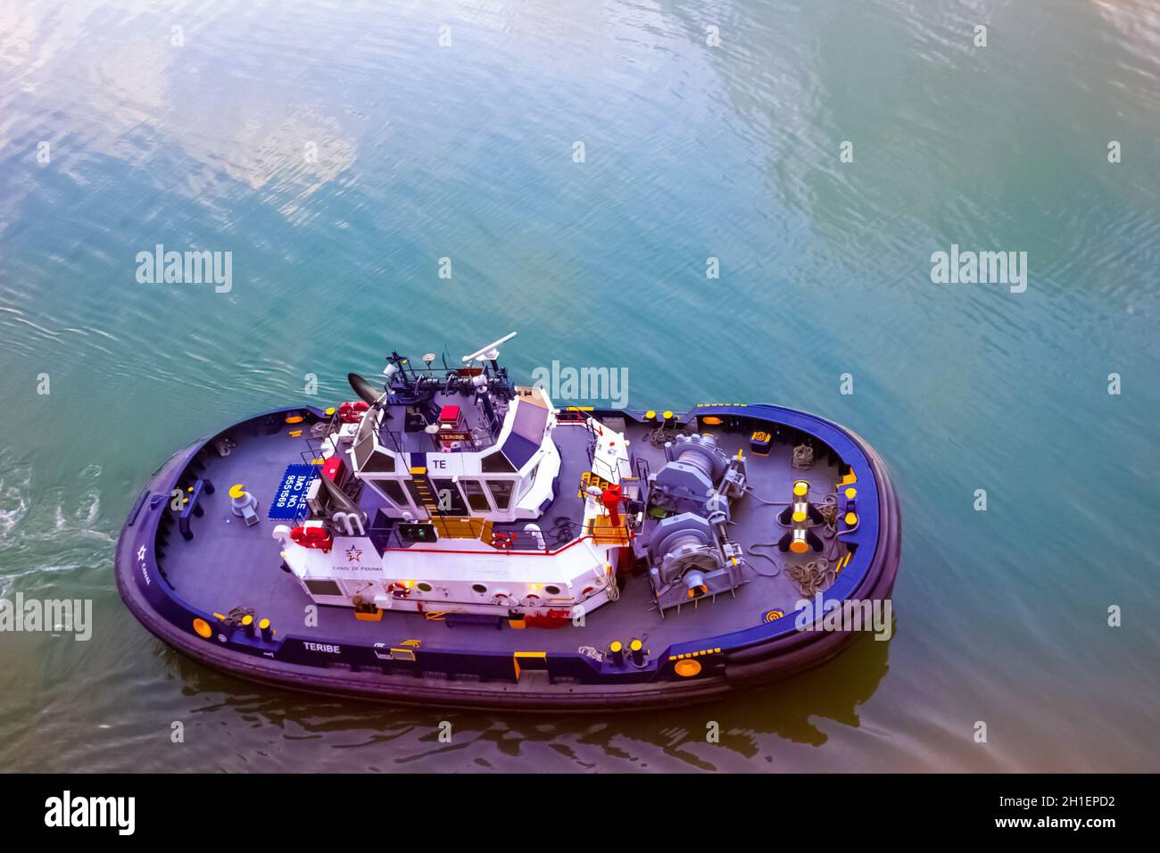 Canale di Panama, Panama - 7 dicembre 2019: La pattuglia Panamanian rimorchiatore barca che guida le navi attraverso le serrature. Foto Stock