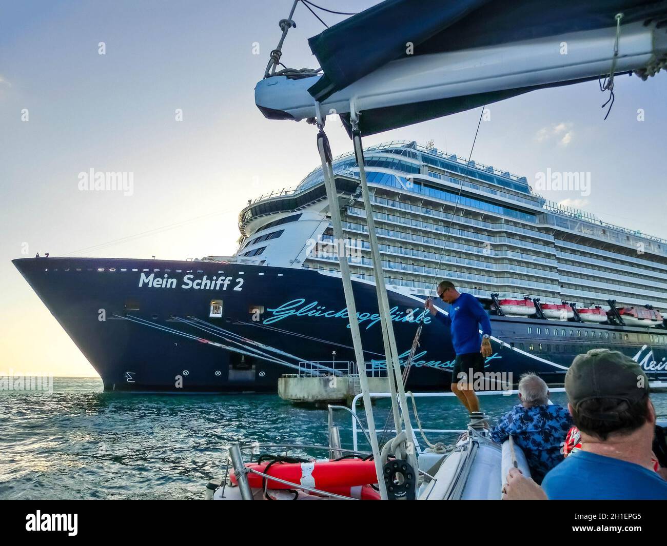 Oranjestad, Aruba - 4 dicembre 2019: La nave da crociera Mein Schiff 2 ormeggiata all'isola di Aruba. Mein Schiff 2 è una nave da crociera di proprietà di TUI Cruises. Foto Stock