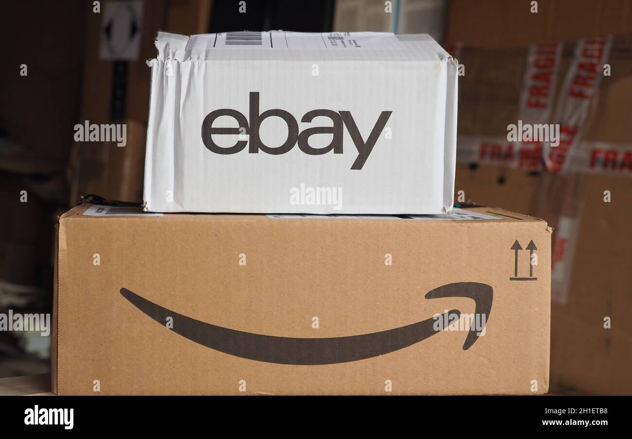 LONDRA, Regno Unito - CIRCA APRILE 2020: Pacchetti eBay e Amazon Foto Stock