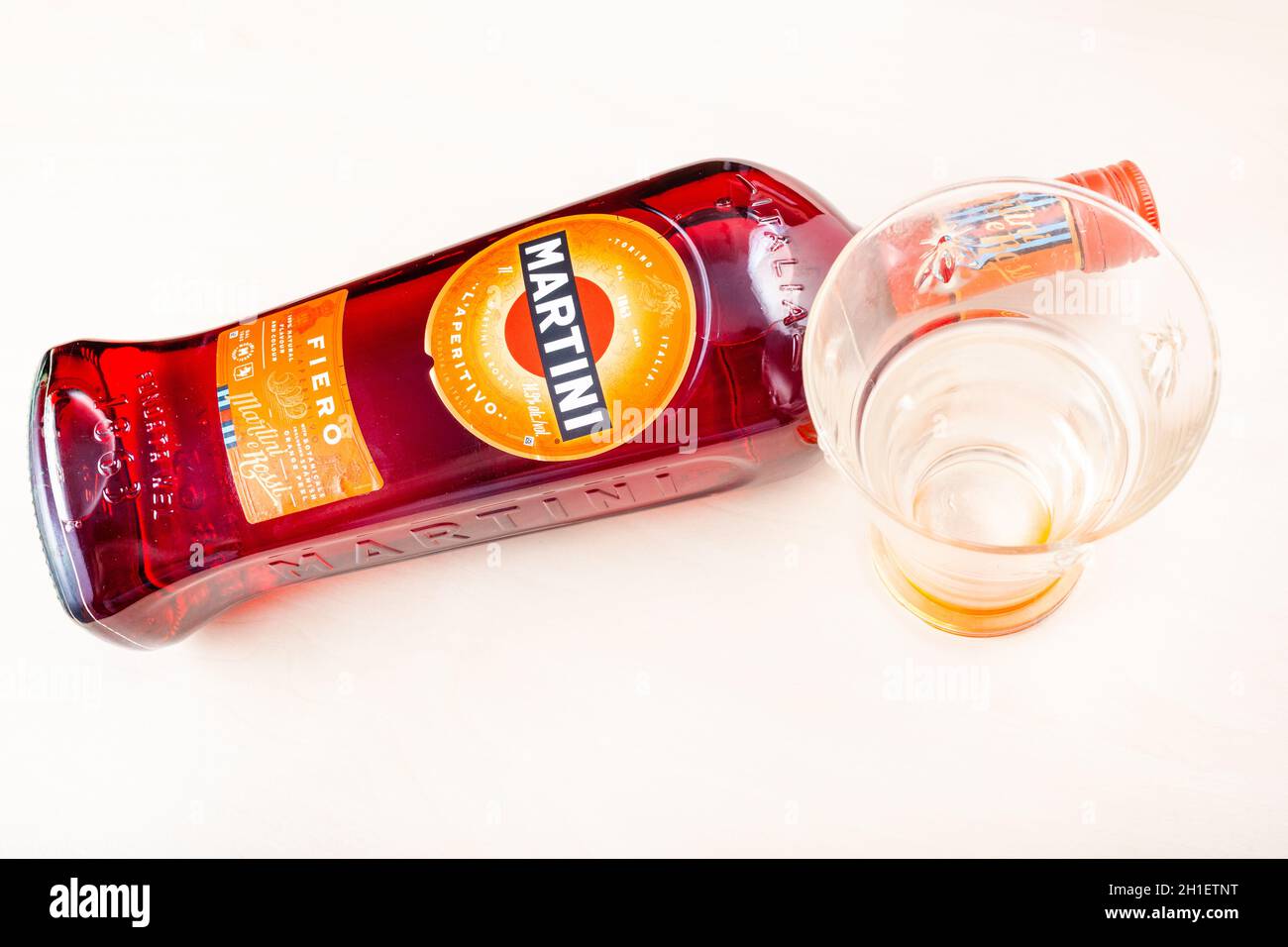 MOSCA, RUSSIA - 10 MAGGIO 2020: Vista dall'alto della bottiglia di Martini Fiero e del vetro vuoto sulla tavola marrone chiaro. Martini è il classico vermouth italiano fra Foto Stock