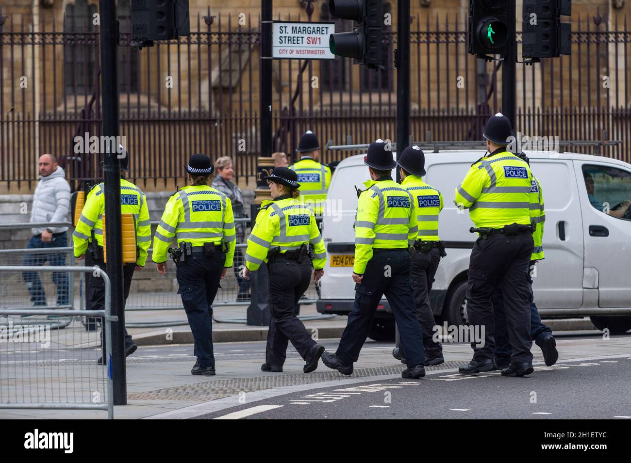 Londra, Regno Unito. 18 Ott 2021. Pattugliamento degli agenti di polizia in Piazza del Parlamento. MPS parteciperà a un servizio per i loro ex colleghi David Amess, deputato di Southend West, che è stato assassinato il 15 ottobre nella sua chirurgia elettorale. Più tardi oggi, i parlamentari parteciperanno ad un servizio presso la chiesa di St Margaret a Westminster per rendere omaggio al loro ex collega. Credit: Stephen Chung/Alamy Live News Foto Stock