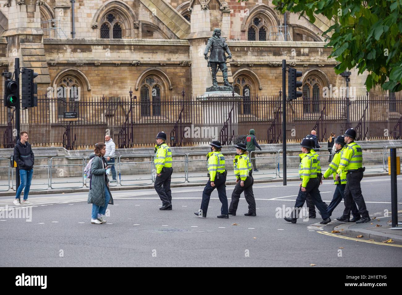 Londra, Regno Unito. 18 Ott 2021. Pattugliamento degli agenti di polizia in Piazza del Parlamento. MPS parteciperà a un servizio per i loro ex colleghi David Amess, deputato di Southend West, che è stato assassinato il 15 ottobre nella sua chirurgia elettorale. Più tardi oggi, i parlamentari parteciperanno ad un servizio presso la chiesa di St Margaret a Westminster per rendere omaggio al loro ex collega. Credit: Stephen Chung/Alamy Live News Foto Stock