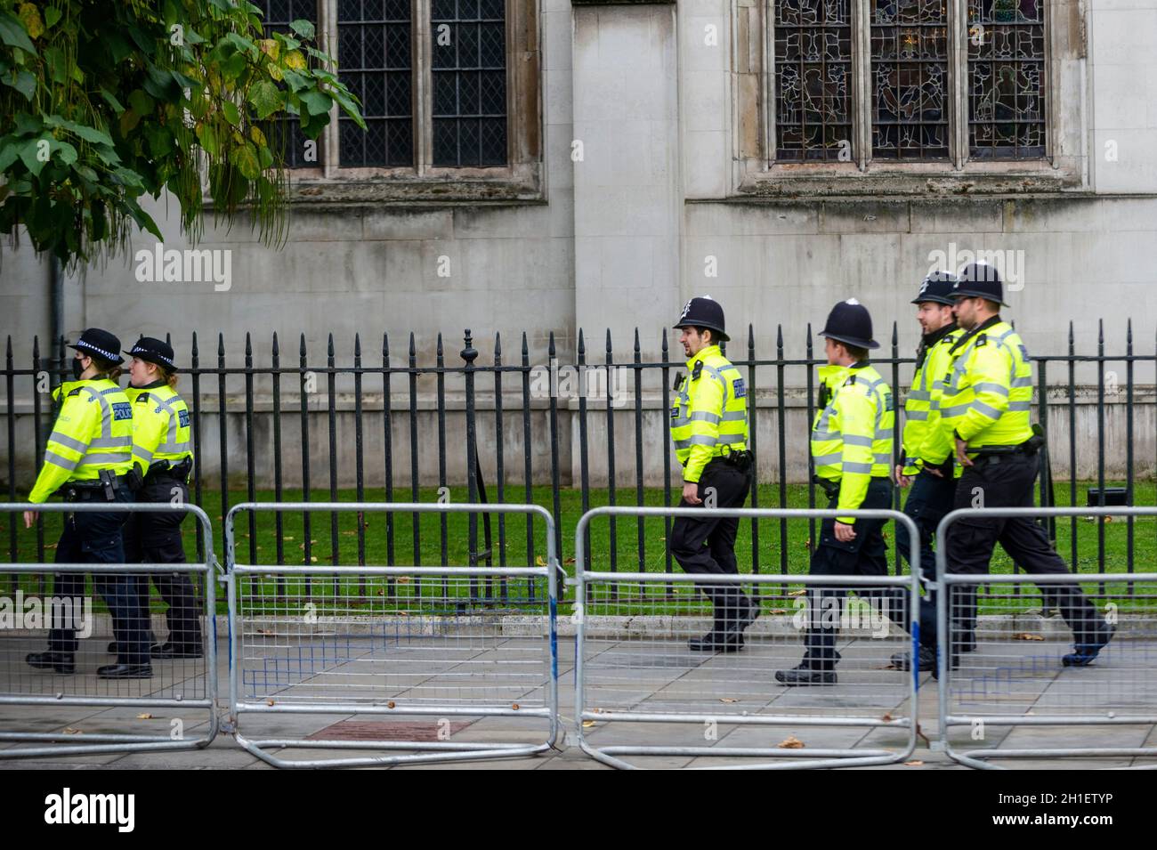 Londra, Regno Unito. 18 Ott 2021. Pattugliamento degli agenti di polizia in Piazza del Parlamento. MPS parteciperà a un servizio per i loro ex colleghi David Amess, deputato di Southend West, che è stato assassinato il 15 ottobre nella sua chirurgia elettorale. Più tardi oggi, i parlamentari parteciperanno ad un servizio presso la chiesa di St Margaret a Westminster per rendere omaggio al loro ex collega. Credit: Stephen Chung/Alamy Live News Foto Stock