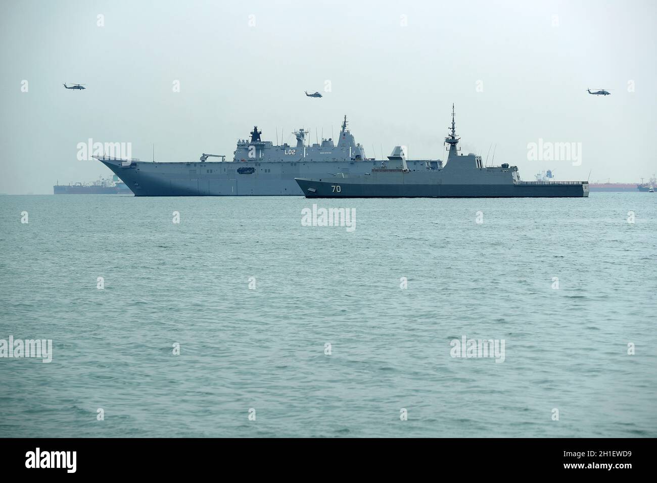 RSS stadfast (70) dalla Repubblica di Singapore Navy e HMAS Canberra (L02) dalla Royal Australian Navy visto durante i cinque accordi di difesa di potere (FPDA) 50 ° anniversario flypassato e nave mostra sulle acque al largo di Marina Sud. I cinque accordi di difesa di potere (FPDA) Stati membri - Australia, Malesia, Nuova Zelanda, Singapore, e il Regno Unito – commemoreranno il 50° anniversario della FPDA quest’anno, con un flypassato e una mostra navale organizzata dai paesi membri al termine dell’esercizio Bersama Gold 2021. (Foto di Lionel ng / SOPA Images/Sipa USA) Foto Stock