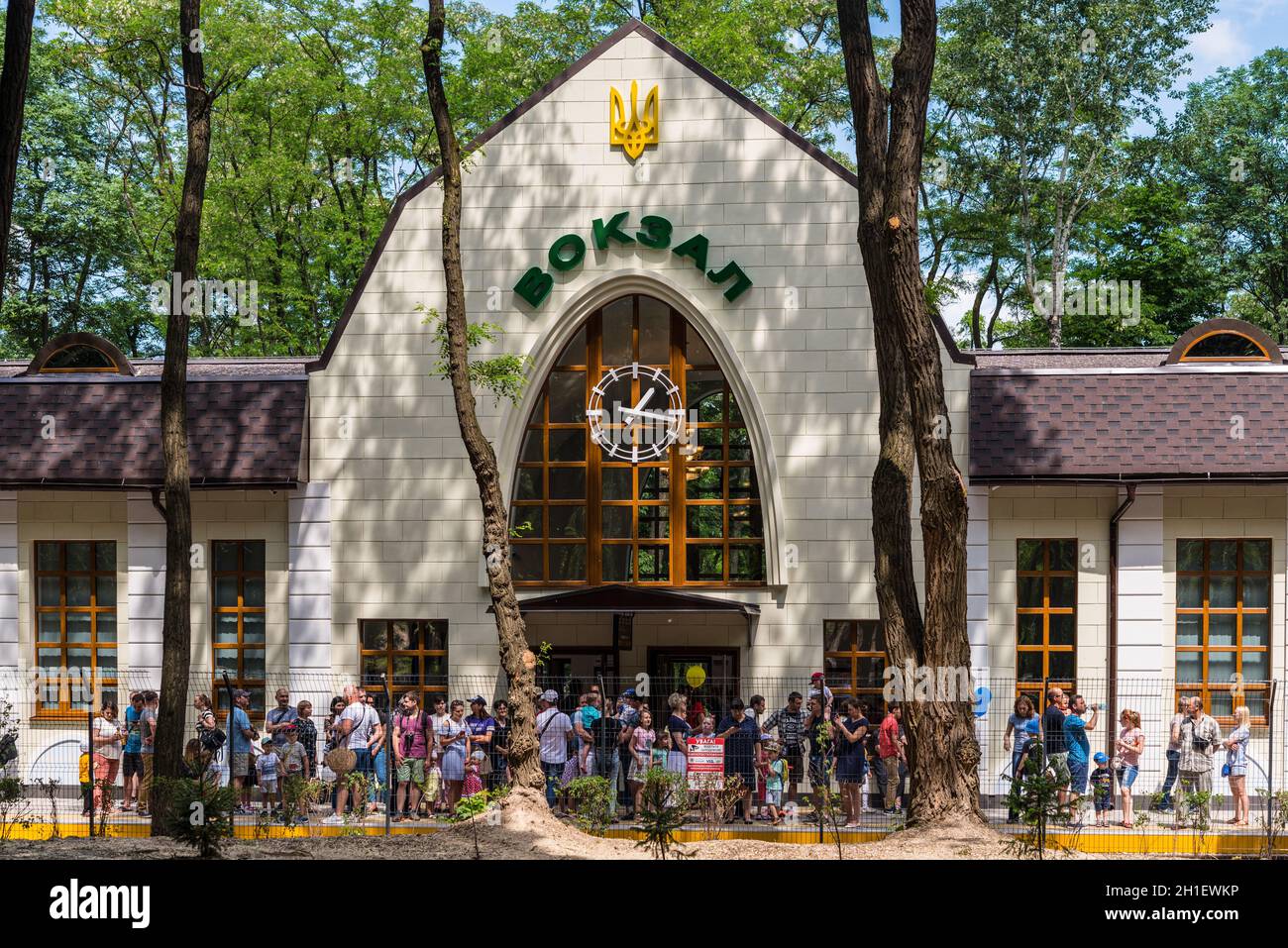 Kiev, Ucraina - 1 Giugno 2019: ha inaugurato oggi una nuova stazione ferroviaria dei figli di ferrovia nel parco Syretsky, Kiev, Ucraina, l'Europa. I passeggeri in attesa Foto Stock