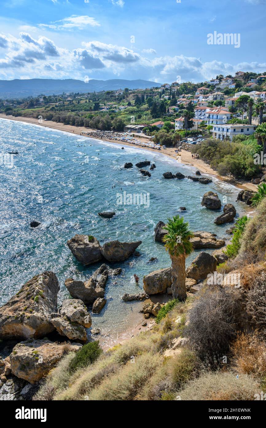 Vista dalla fortezza veneziana verso la spiaggia di Zagka a Koroni, Messinia, sulla punta meridionale del Peloponneso, Grecia. Foto Stock