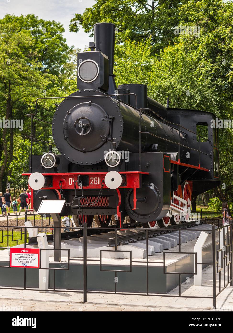 Kiev, Ucraina - 1 Giugno 2019: Monumento al vecchio treno a vapore (anni costruito locomotiva a vapore 1890-1915 e 1925-1928) nel parco Syretsky vicino a Kyiv ch Foto Stock