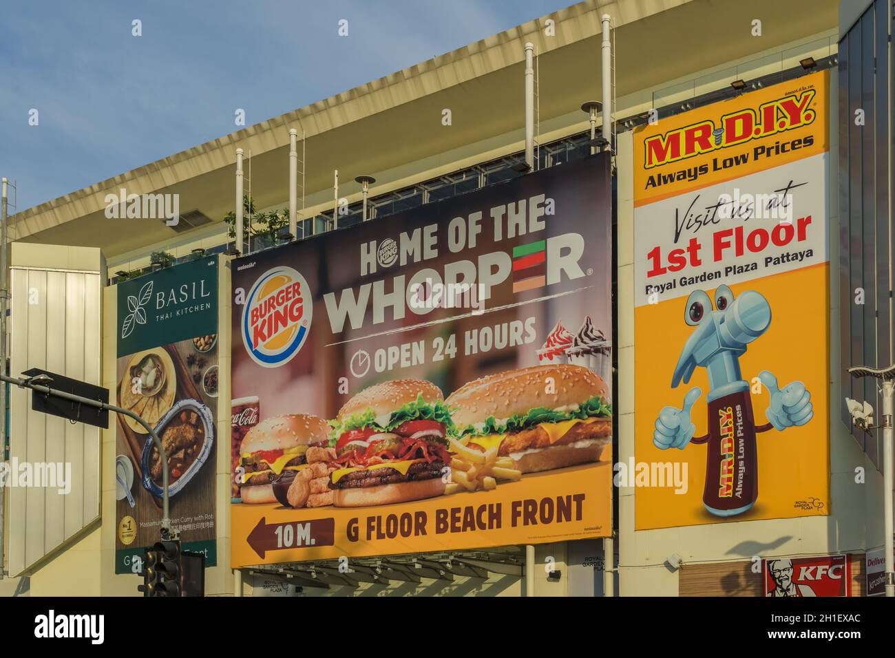 PATTAYA,THAILANDIA - Aprile 10,2019:Beachroad questo è la parte esterna del di medie dimensioni,vecchio shopping mall Royal Garden Plaza.it mostra gli annunci per il fast food ri Foto Stock