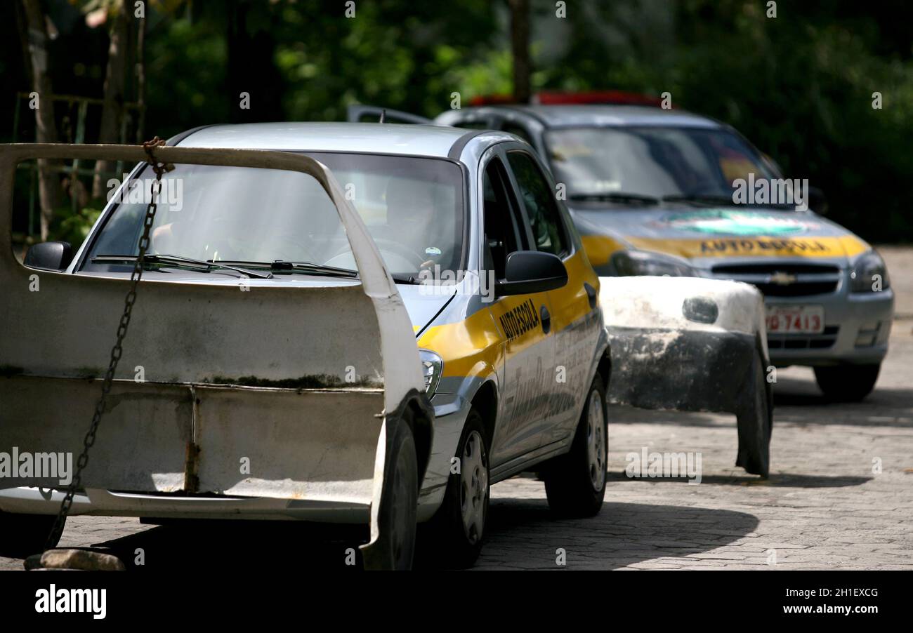 salvador, bahia / brasile - 22 luglio 2014: Studente alla scuola di auto fa la formazione pratica in veicoli nel quartiere Itaigara nella città di S Foto Stock