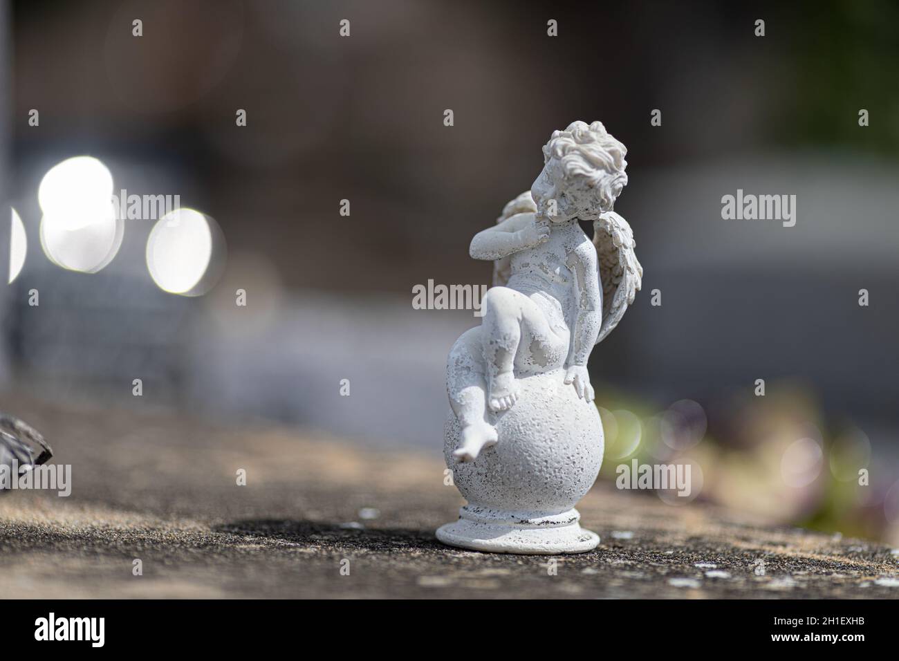Angelo sculture su lapidi nel cimitero Foto Stock