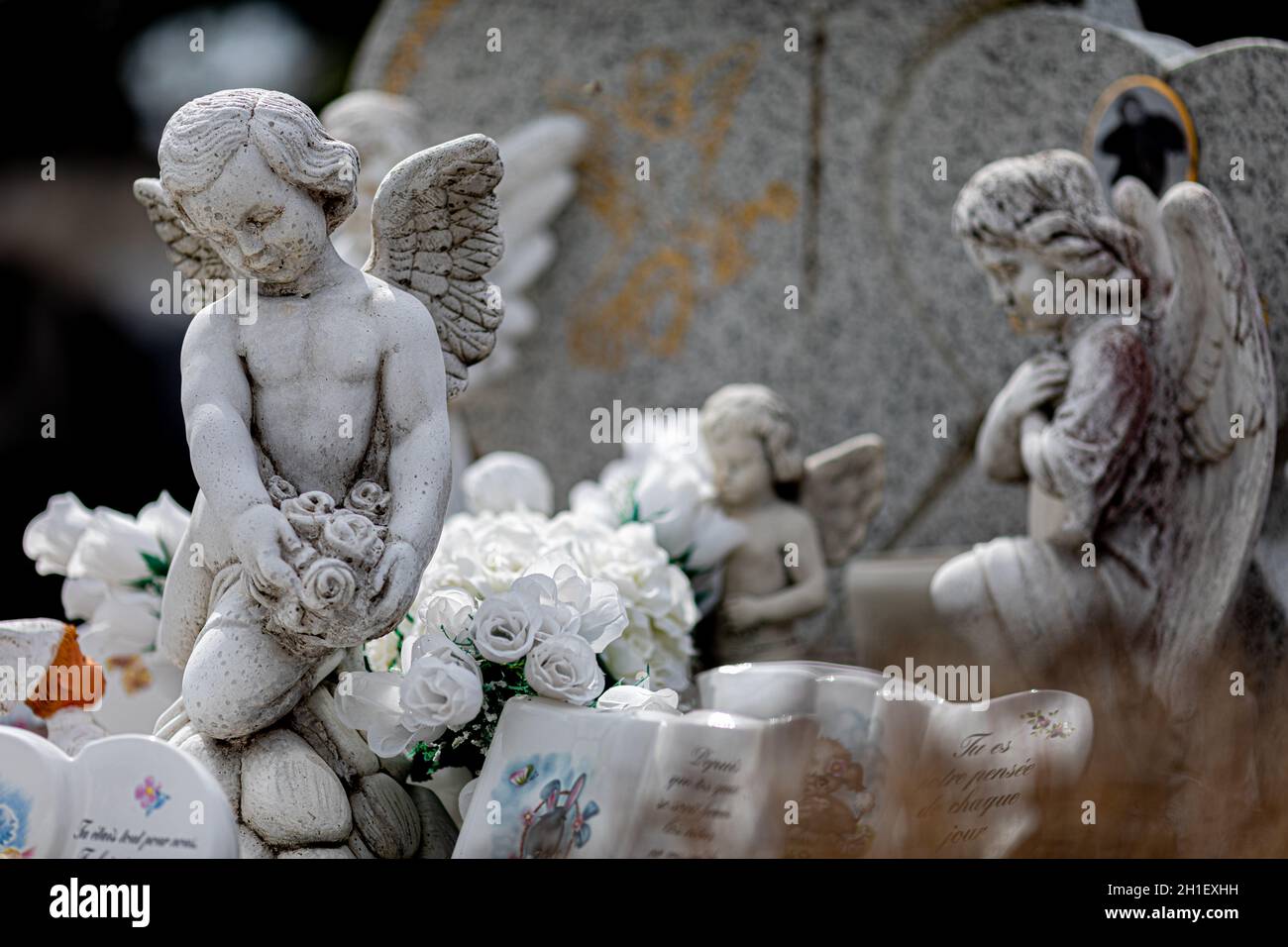 Angelo sculture su lapidi nel cimitero Foto Stock