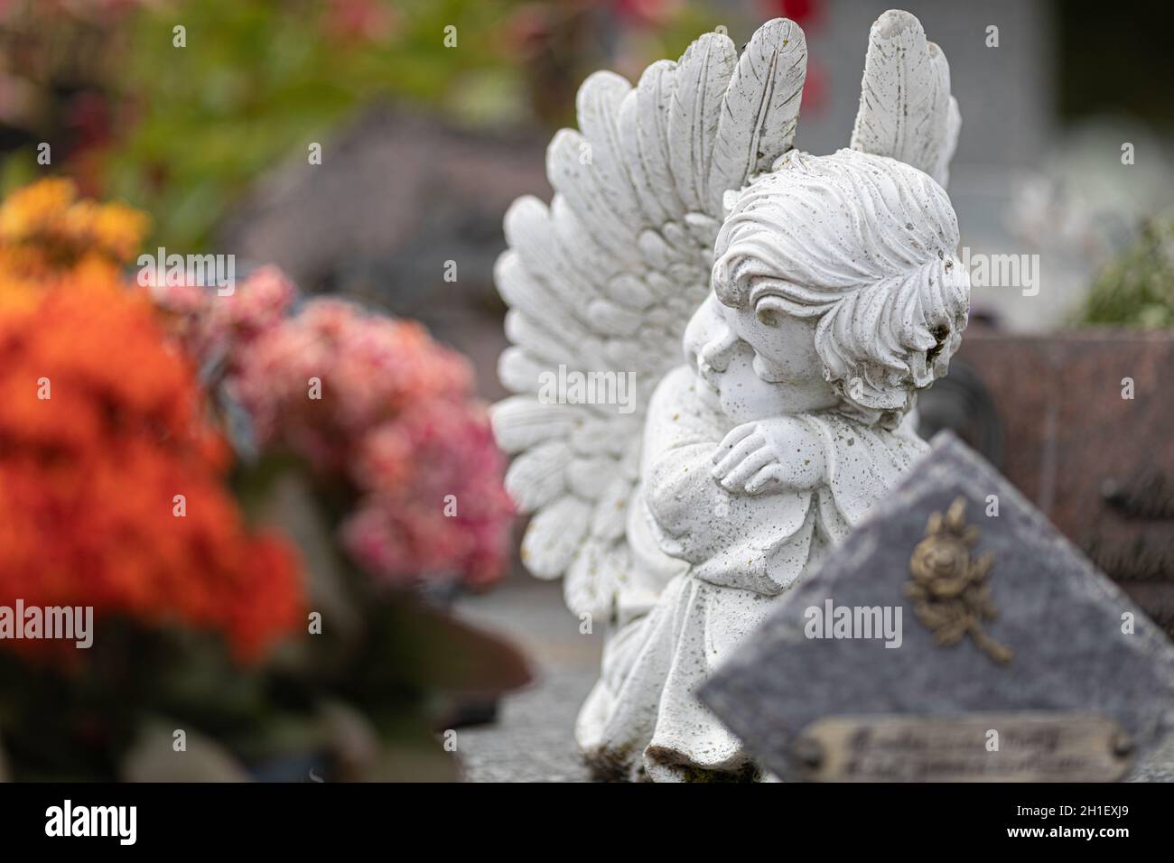 Sculture di angelo sulla lapide nel cimitero Foto Stock