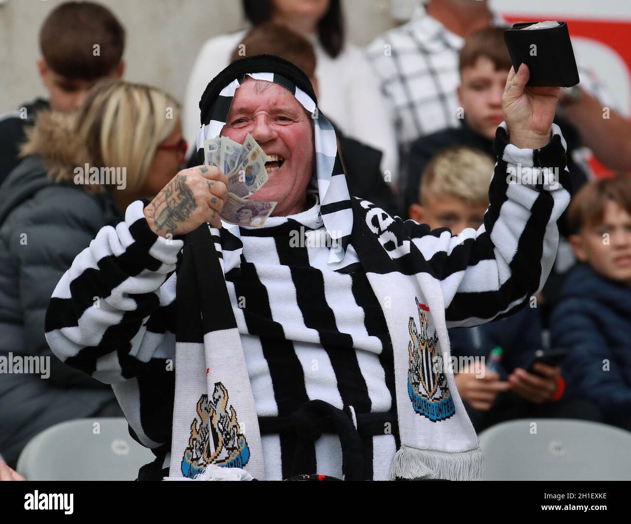 Newcastle, Regno Unito. 17 ottobre 2021. Un fan di Newcastle rende omaggio ai nuovi proprietari dei club vestendo e sventolando denaro durante la partita della Premier League al St. James's Park, Newcastle. Il credito d'immagine dovrebbe leggere: Simon Bellis/Sportimage Credit: Sportimage/Alamy Live News Foto Stock