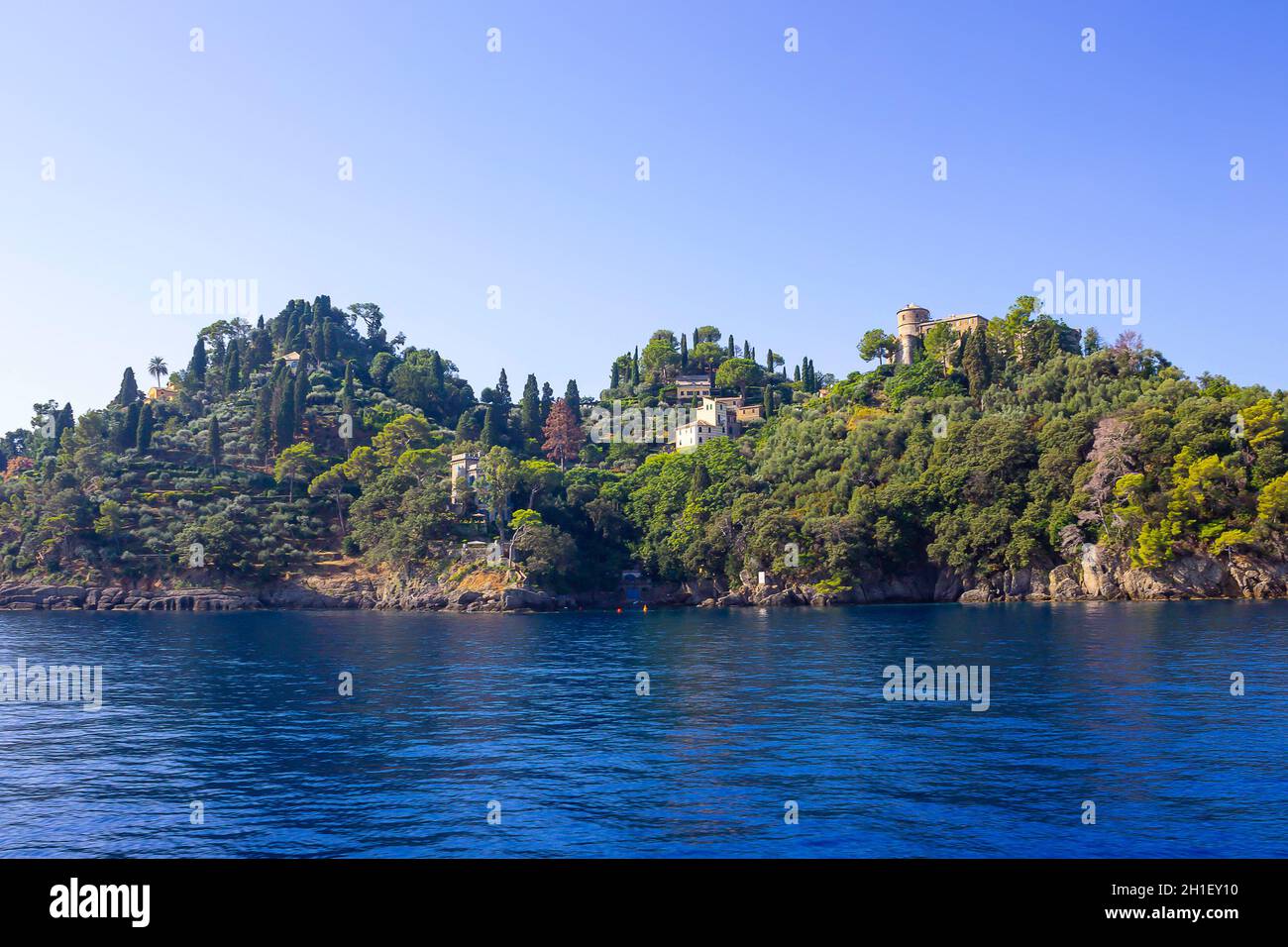 Le ville al mare vicino a Portofino in Italia in estate. Liguria Foto Stock