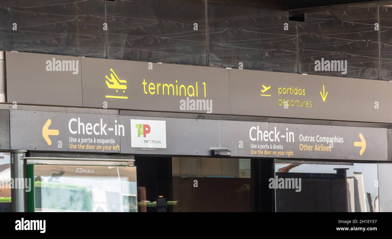Lisbona, Portogallo - 11 maggio 2018: Cartello che indica l'ingresso al check-in e alle partenze del Terminal 1 dell'aeroporto internazionale di Lisbona in primavera Foto Stock