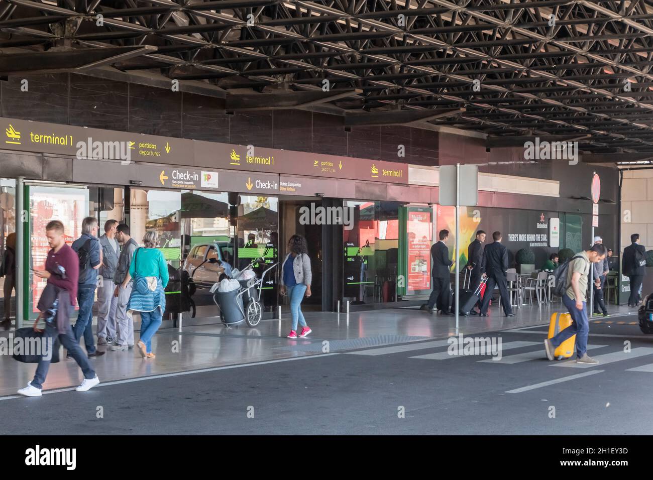 Lisbona, Portogallo - 11 maggio 2018: Passeggeri all'ingresso del check-in e delle partenze del Terminal 1 dell'aeroporto internazionale di Lisbona in primavera Foto Stock