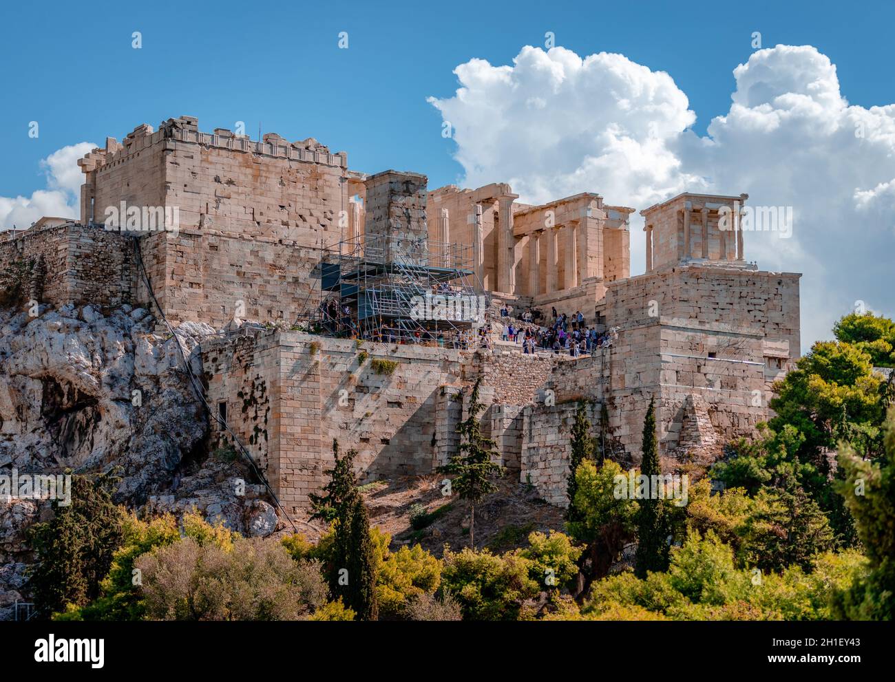 Vista dell'Acropoli di Atene, Grecia con il tempio di Athena Nike sulla destra. Foto scattata dalla collina di Areopagus. Foto Stock