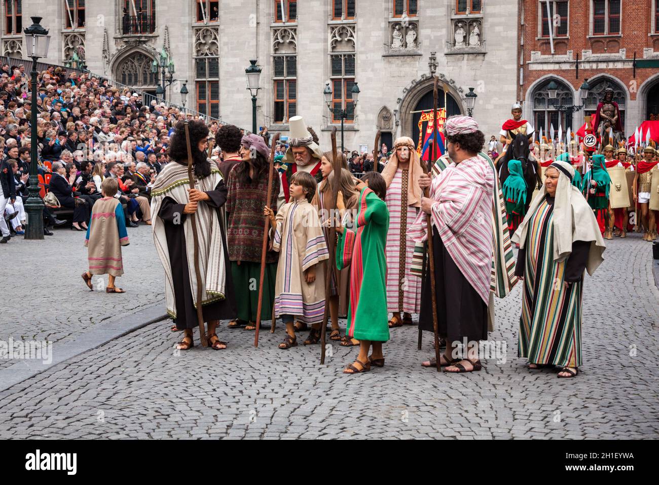 BRUGES, BELGIO - MAGGIO 17: Processione annuale del sangue Santo nella Giornata dell'Ascensione. La gente del posto esegue una rievocazione storica e drammatizzazioni di Biblica Foto Stock