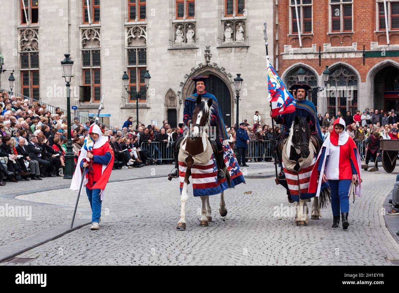 BRUGES, BELGIO - MAGGIO 17: Processione annuale del sangue Santo nella Giornata dell'Ascensione. La gente del posto esegue una rievocazione storica e drammatizzazioni di Biblica Foto Stock