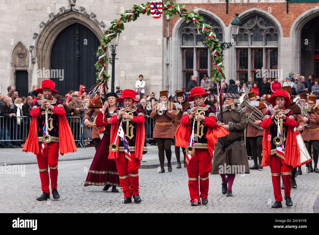 BRUGES, BELGIO - MAGGIO 17: Processione annuale del sangue Santo nella Giornata dell'Ascensione. La gente del posto esegue una rievocazione storica e drammatizzazioni di Biblica Foto Stock