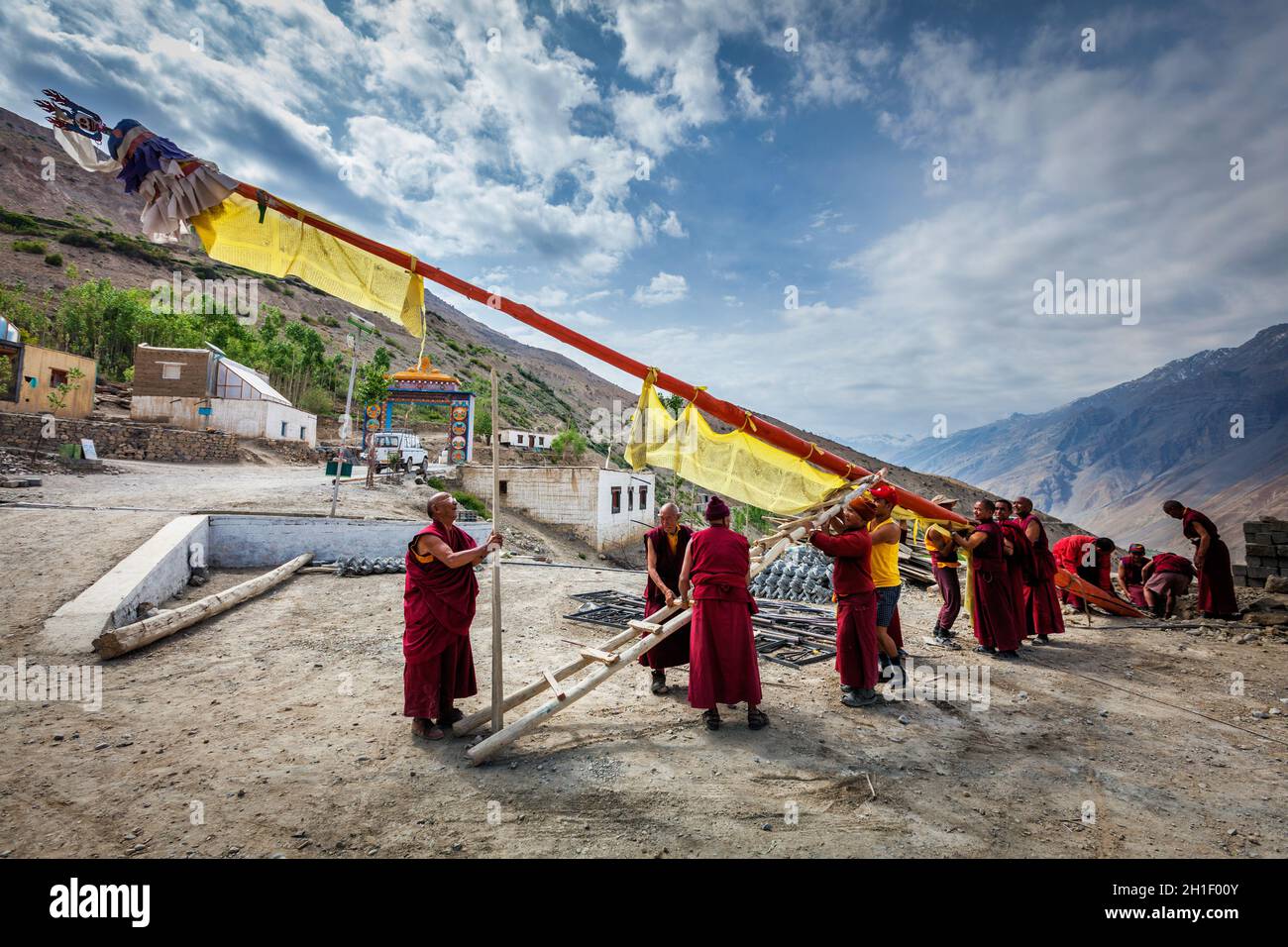 DHANKAR, INDIA - 2 LUGLIO 2012: I monaci buddisti tibetani di Dhankar gompa hanno istituito il palo con bandiere di preghiera. Dhankar, valle di Spiti, Himachal Pradesh, Foto Stock