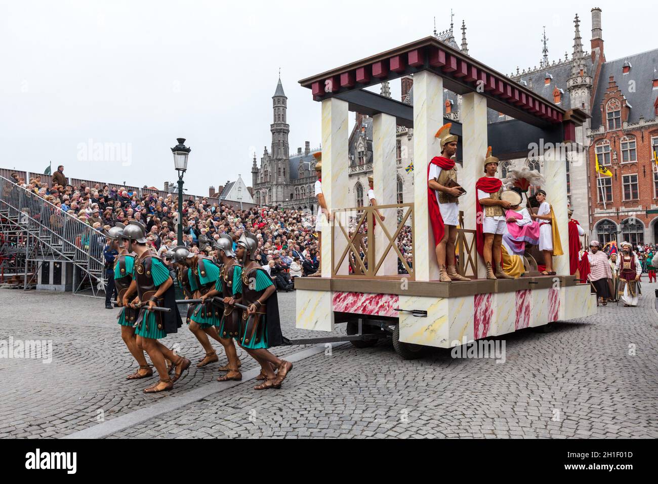 BRUGES, BELGIO - MAGGIO 17: Processione annuale del sangue Santo nella Giornata dell'Ascensione. La gente del posto esegue una rievocazione storica e drammatizzazioni di Biblica Foto Stock