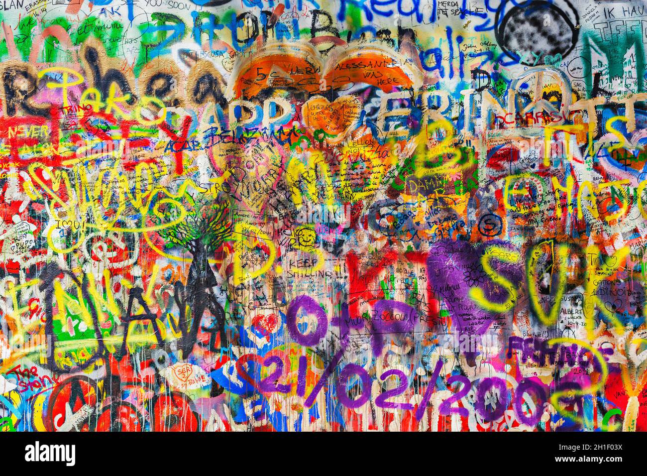 PRAGA, REPUBBLICA CECA - 28 APRILE 2012: Il muro di Lennon è pieno di graffiti ispirati a John Lennon e di testi tratti dalle canzoni dei Beatles Foto Stock