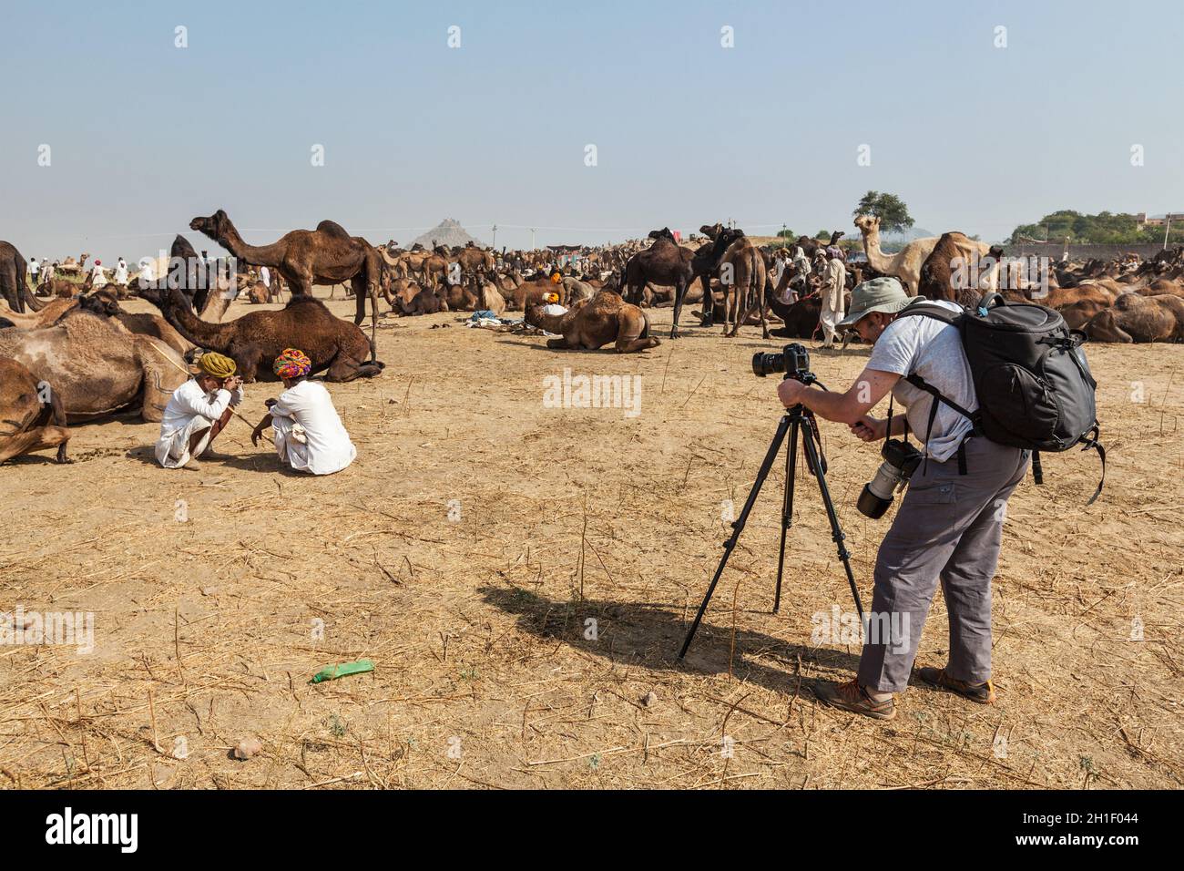 PUSHKAR, INDIA - 21 NOVEMBRE 2012: Fotografo che scatta foto alla fiera del cammello di Pushkar (Pushkar Mela) - annuale cinque giorni cammello e bestiame fiera, uno o Foto Stock