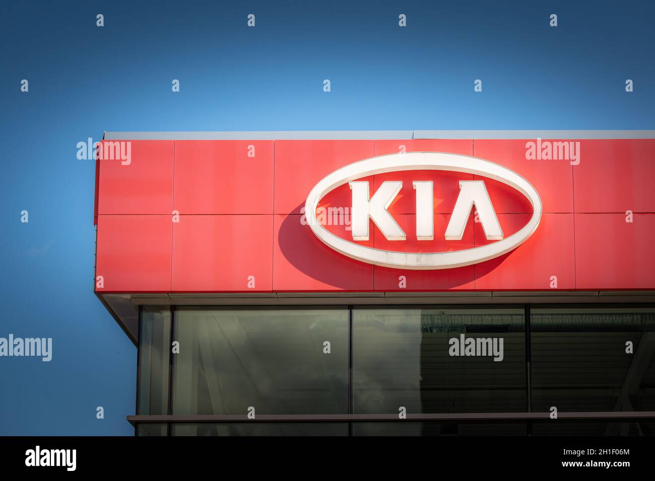 Vilnius, Lituania - 09 ottobre 2021: Logo Kia Motors sulla parete della concessionaria. Kia Motors Corporation è un'automobile multinazionale della Corea del Sud Foto Stock