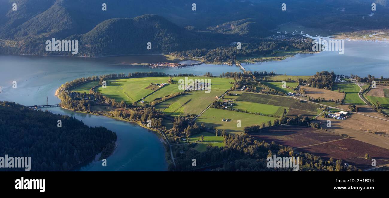 Veduta aerea della Fraser Valley con il paesaggio montano Canadese Nature. Foto Stock