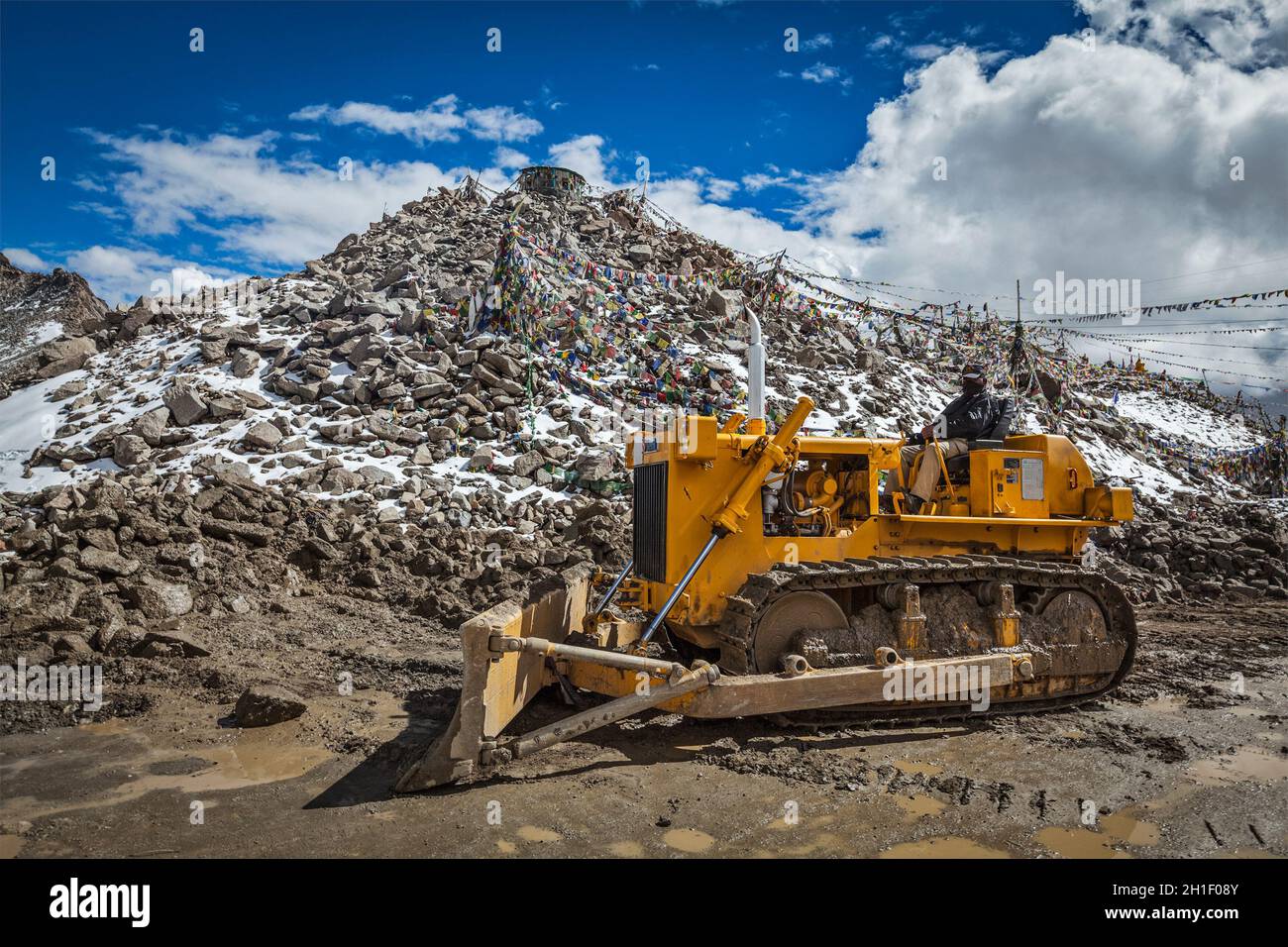 KHARDUNG LA PASS, INDIA - 12 SETTEMBRE 2012: Costruzione di strade a Kardung la - il pass più alto raggiungibile con il veicolo (5602 m) in Foto Stock