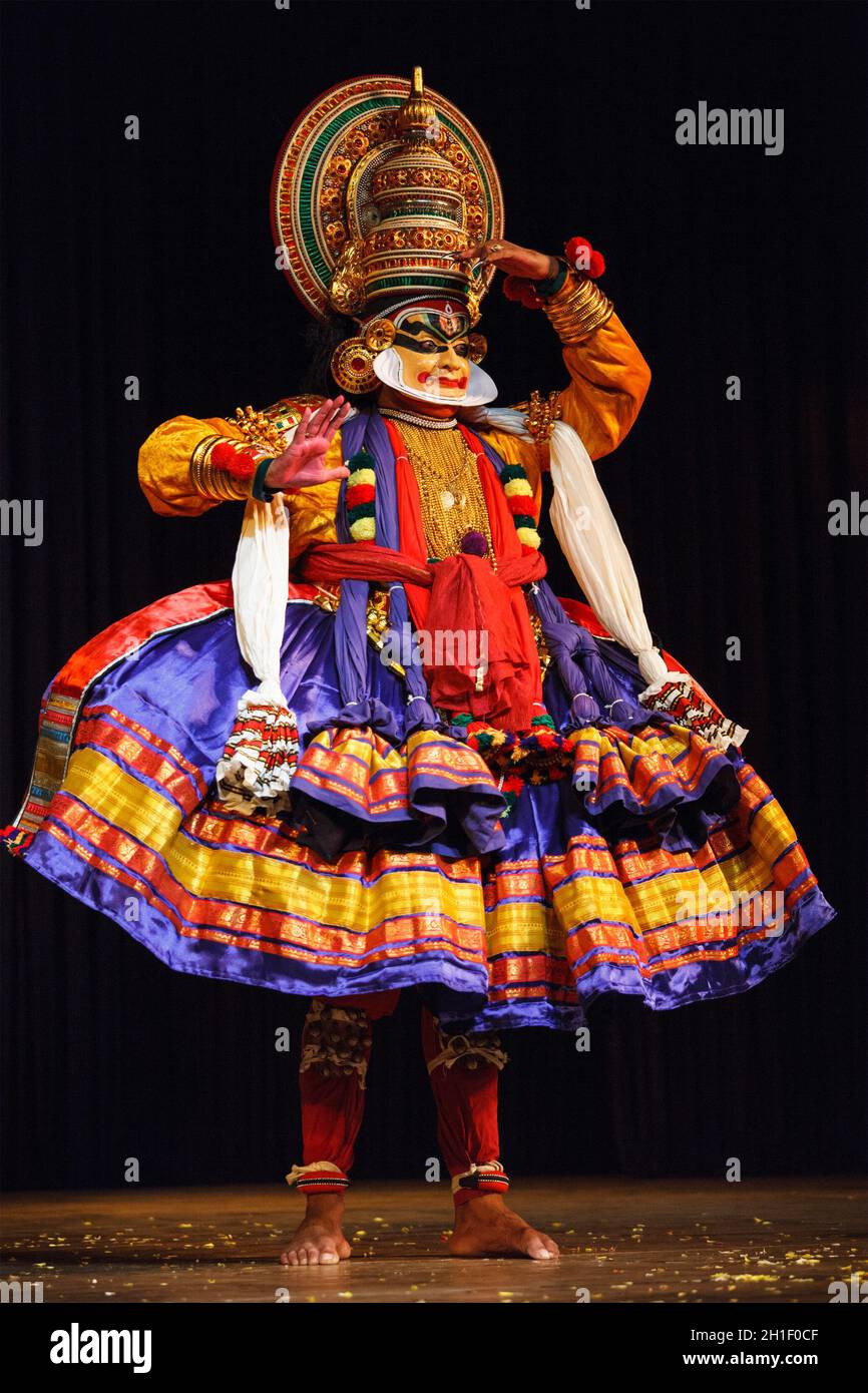 CHENNAI, INDIA - 8 SETTEMBRE: Dramma di danza tradizionale indiana Kathakali prefazione l'8 settembre 2009 a Chennai, India. Gli artisti suonano e Balaram Foto Stock