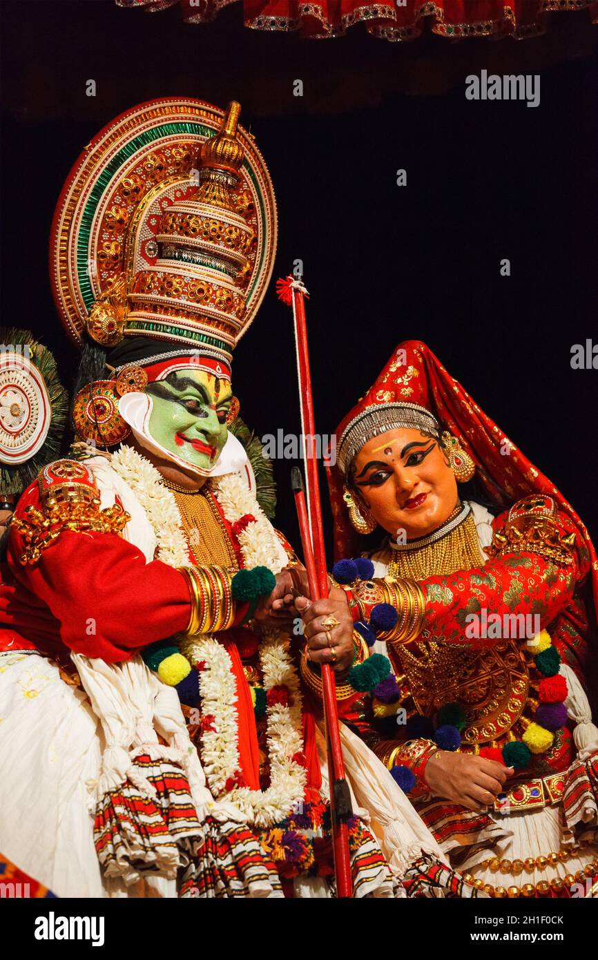 CHENNAI, INDIA - 8 SETTEMBRE: Dramma di danza tradizionale indiana Kathakali prefazione l'8 settembre 2009 a Chennai, India. Gli artisti suonano Arjuna (pa Foto Stock