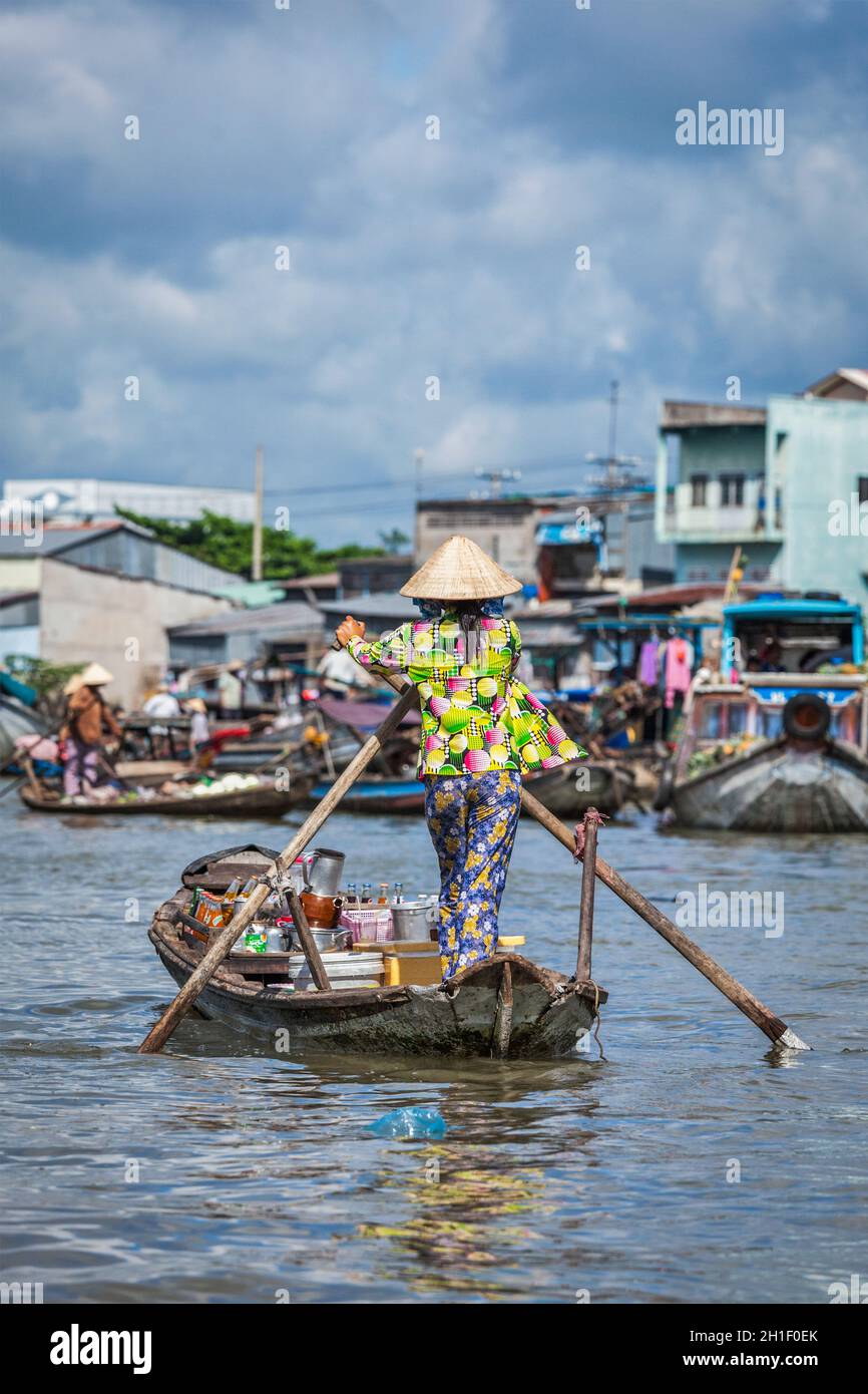 CAN THO,VIETNAM - 4 GIUGNO 2011: Persone non identificate al mercato galleggiante nel delta del fiume Mekong. I mercati CAI Rang e Cai BE sono mercati centrali del delta Foto Stock