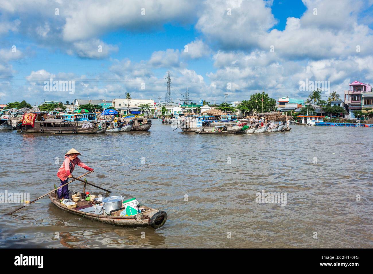 CAN THO,VIETNAM - 4 GIUGNO 2011: Persone non identificate al mercato galleggiante nel delta del fiume Mekong. I mercati CAI Rang e Cai BE sono mercati centrali del delta Foto Stock