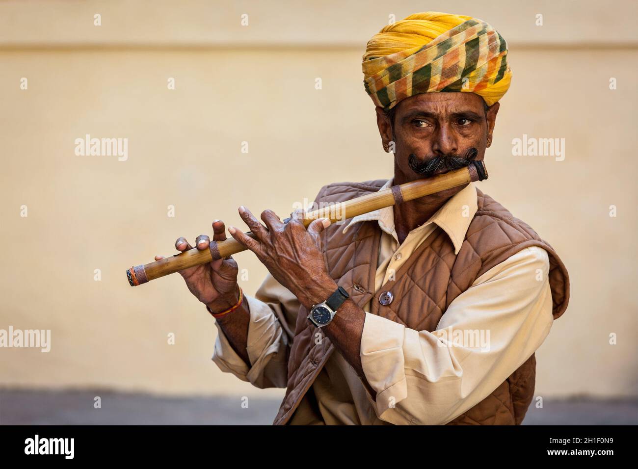 JODHPUR, INDIA - 26 NOVEMBRE 2012: L'uomo indiano gioca flauto di legno nel forte di Mehrangarh, Rajashtan, India Foto Stock